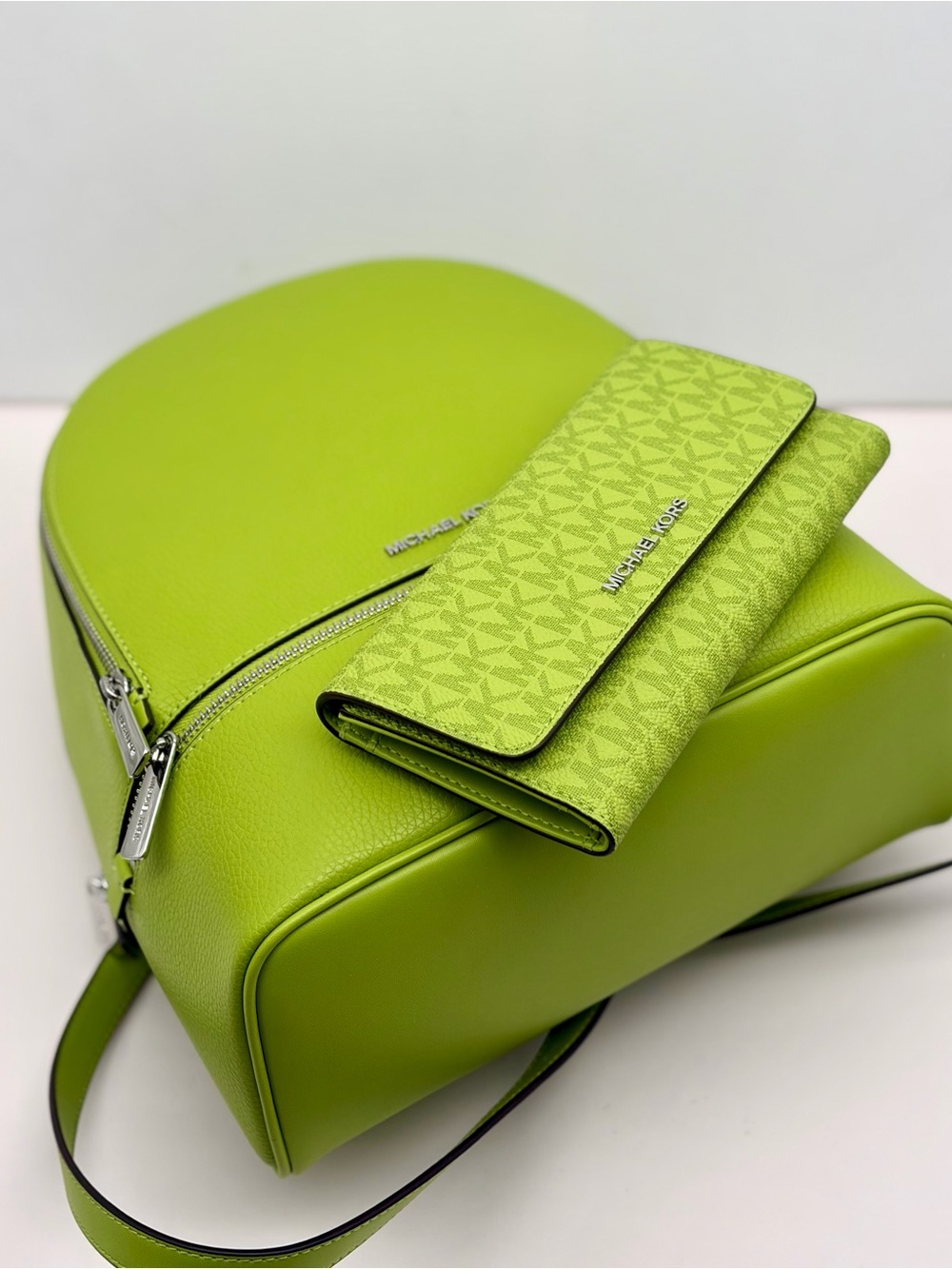 Michael Kors Rhea medium backpack and wallet Set Lime - Picture 9 of 16